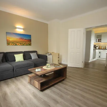 Haus Sonnenblume - 2 Wohnungen Mit Top Ausstattung - Nur 10 Min Bis Koblenz - Kostenlose Pkw Und Transporter Parkplaetze *